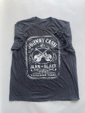 Johnny Cash Man in Black Graphic T-Shirt Men’s 2XL Gray